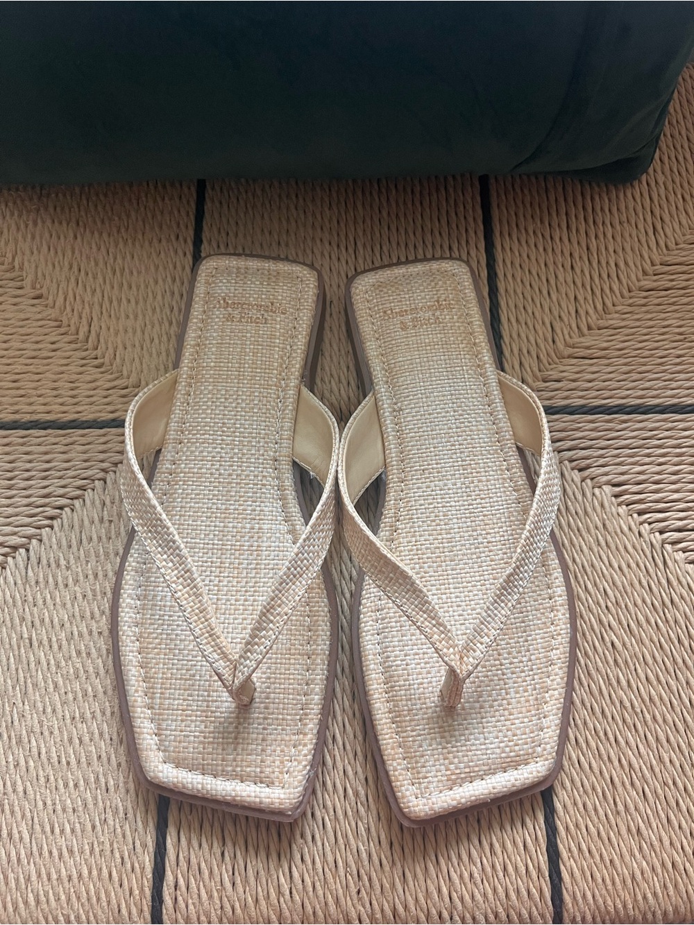 A&F Raffia Thong Sandal - Picture 6 of 8